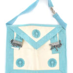XX. sz. eleje: Szabadkőműves kötény Selyem, bőr Fém csatokkal / Freemason apron Silk. leather 40x36 cm