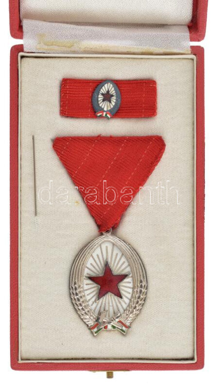 1964. 'A Munka Érdemrend' ezüst fokozata, zománcozott, ezüstözött bronz kitüntetés mellszalagon, miniatűrrel és szalagsávval T:2 patina NMK 600.