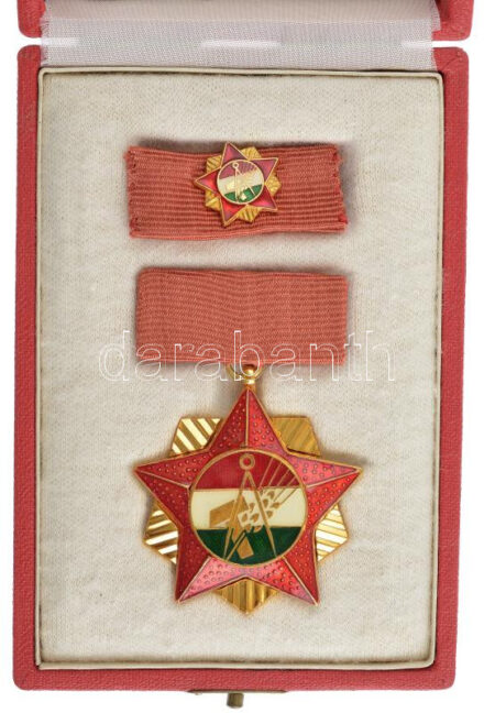 ~1970-1980. 'Szakszervezetek Országos Tanácsa Elnöksége' arany fokozatú, műgyantás kitüntetés mellszalagon, miniatűrrel szalagsávon, eredeti tokban T:1-