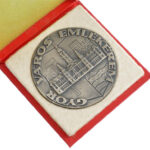 Renner Kálmán (1927-1994) DN 'Győr Város Emlékérem' egyoldalas, ezüstpatinázott bronz emlékérem tokban (80mm) T:1- ph - Image 2