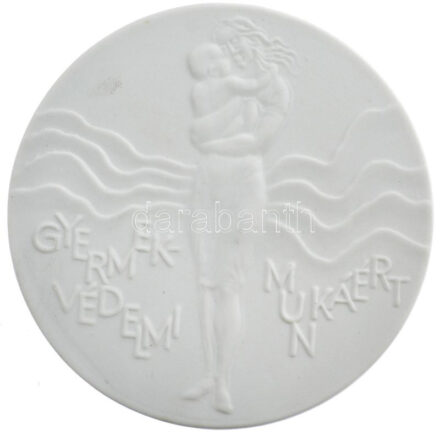 DN 'Gyermekvédelmi munkáért' egyoldalas porcelán érdemérem, hátoldalán 'Tamás Ákos Herend' gyártói jelzéssel, eredeti dísztokban (107mm) T:1