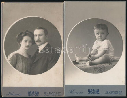 1910 Házaspár és kisgyermek portréja, 2 db keményhátú kabinetfotó a budapesti Hunnia műteremből, szecessziós hátlappal, az egyik a hátoldalán dátumozott, 16,5x10,5 cm