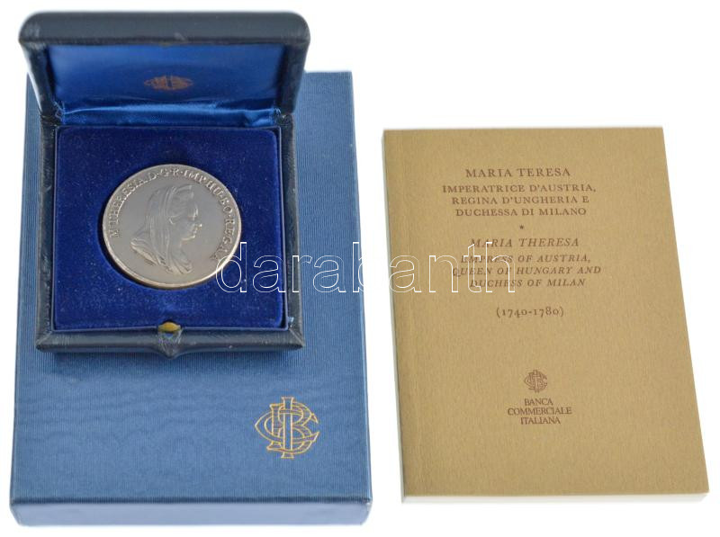 Olaszország 1995. 'Olasz Államok / Milánó 1778. 1S 'Mária Terézia' ' jelzett Ag replikája, eredeti díszdobozban, tájékoztató könyvecskével. Szign.:S.J. (30g/0,925/40mm) T:1,1- Italy 1995. 'Italian States / Milan 1778. 1 Scudo 'Maria - Image 3