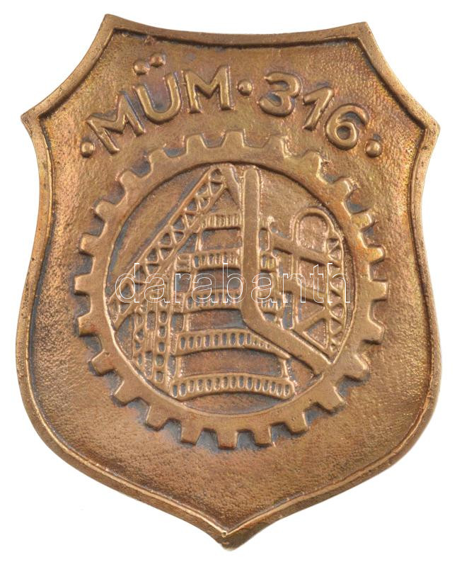 ~1960. 'MÜM 316 (Ipari Tanulóintézet)' egyoldalas bronz plakett eredeti tokban (95x78mm) T:1- patina