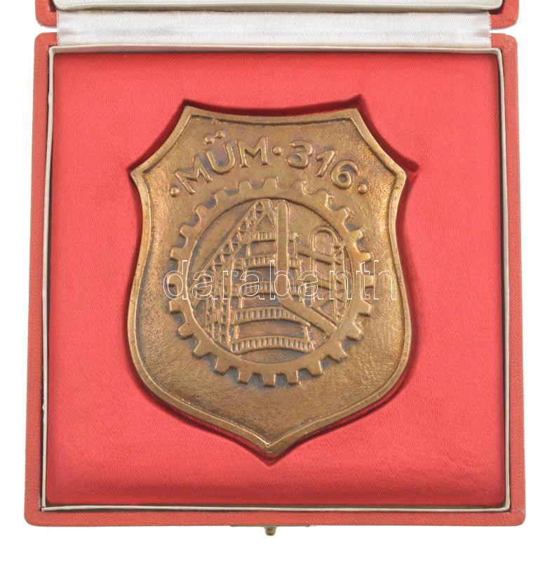~1960. 'MÜM 316 (Ipari Tanulóintézet)' egyoldalas bronz plakett eredeti tokban (95x78mm) T:1- patina - Image 2