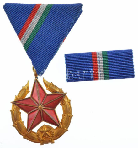 1951. 'Közbiztonsági Érem' arany fokozata a rendőrség tagjai részére, szalagsávval, eredeti tokban T:1-