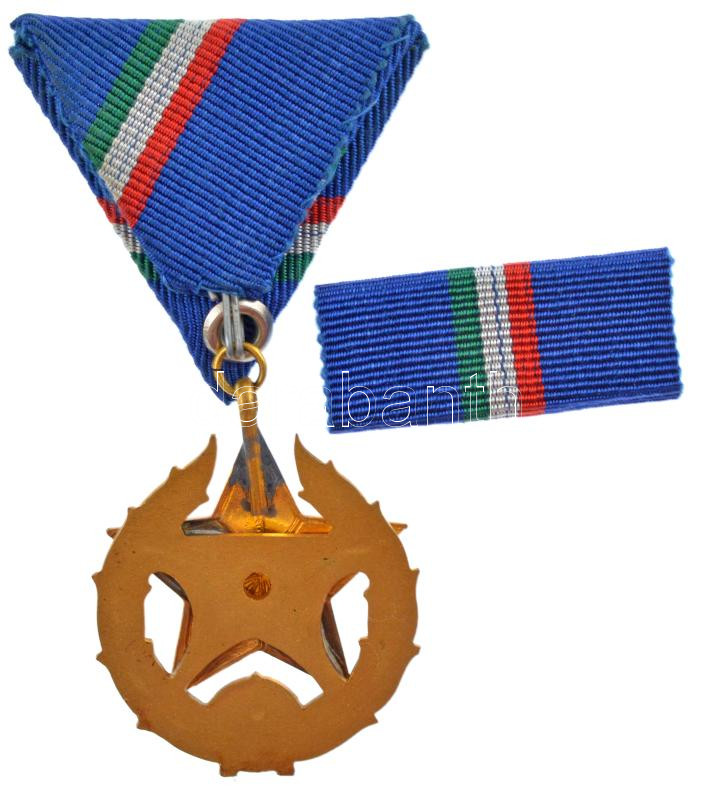 1951. 'Közbiztonsági Érem' arany fokozata a rendőrség tagjai részére, szalagsávval, eredeti tokban T:1- - Image 2