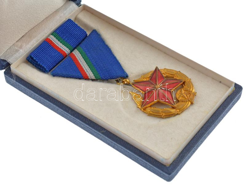 1951. 'Közbiztonsági Érem' arany fokozata a rendőrség tagjai részére, szalagsávval, eredeti tokban T:1- - Image 3