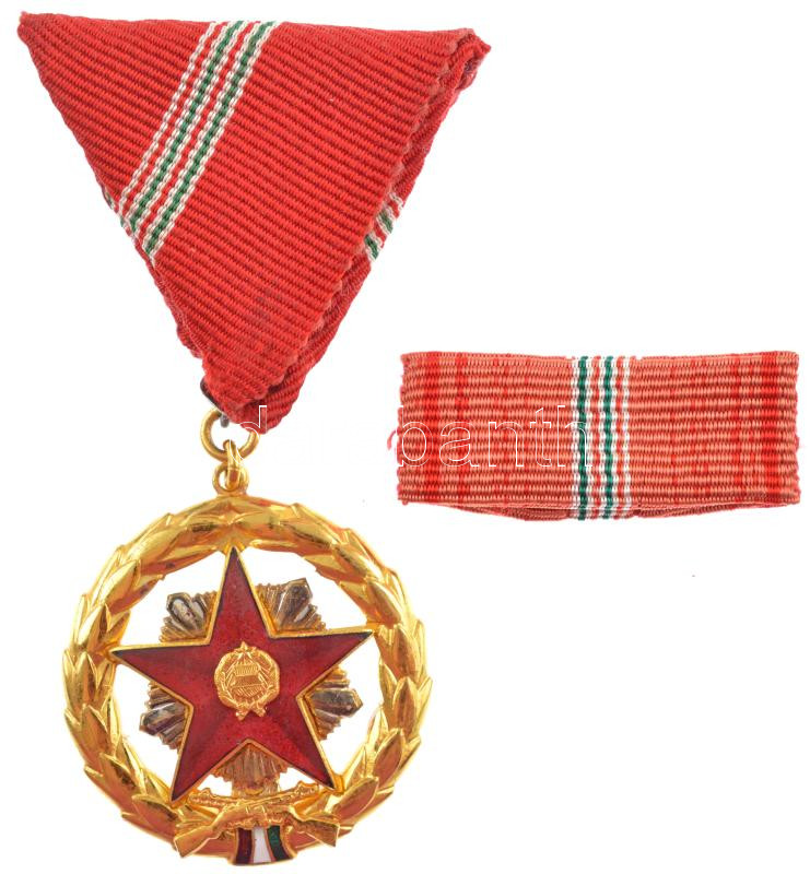 1957. 'Kiváló Szolgálatért Érdemérem' aranyozott, zománcozott kitüntetés, mellszalagon, eredeti tokban T:1- Hungary 1957. 'Distinguished Service Medal' gilt, enamelled decoration with ribbon in original case C:AU NMK 614.