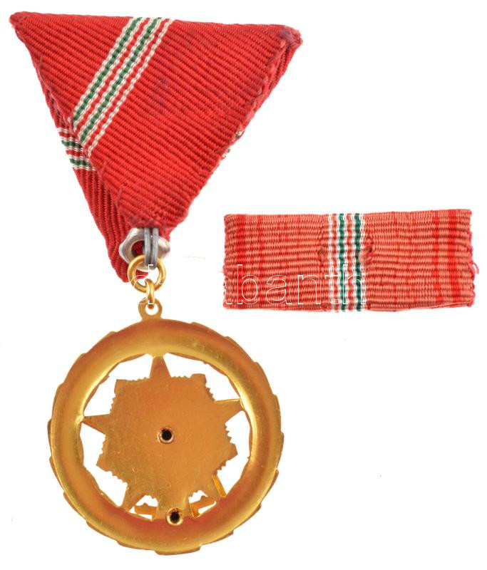1957. 'Kiváló Szolgálatért Érdemérem' aranyozott, zománcozott kitüntetés, mellszalagon, eredeti tokban T:1- Hungary 1957. 'Distinguished Service Medal' gilt, enamelled decoration with ribbon in original case C:AU NMK 614. - Image 2