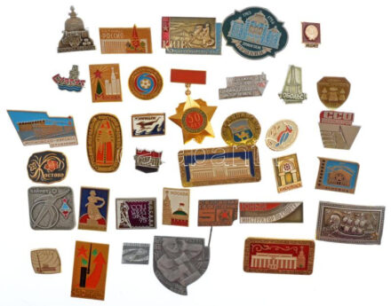 Szovjetunió ~1970-1980. 35db vegyes, főleg festett Al jelvény T:1-,2 Soviet Union ~1970-1980. 35pcs of mixed, mainly painted Al badge C:AU,XF