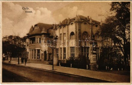 1929 Győr, Kioszk kávéház és étterem, hirdetőoszlop 'Bánky Vilma A Sivatag árvája' reklám poszterrel (EK)