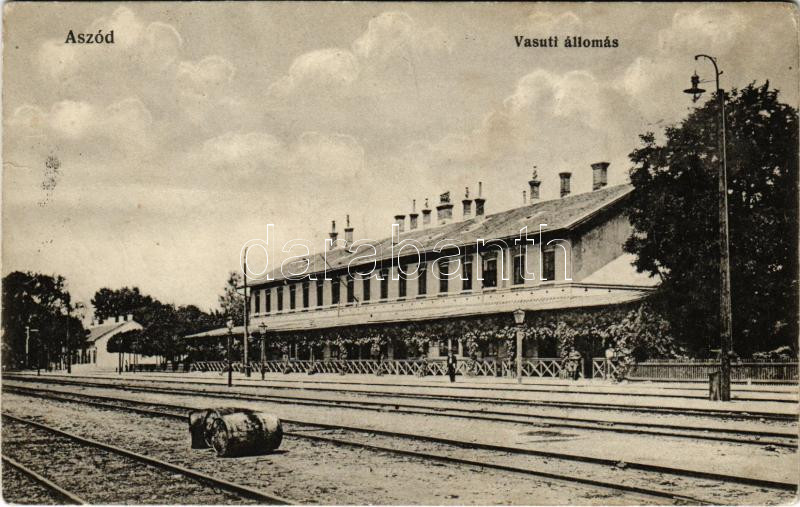Aszód, vasútállomás. Huszerl Sándor és fia kiadása (kopott sarok / worn corner)
