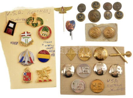 20db vegyes külföldi, főleg modern amerikai katonai jelvény pillangócsattal, közte aranyozott, zománcozott darabok is + 10db tengerész gomb T:1-2 20pcs of mixed, mainly American military badge with butterfly clasp, with gilt and enamelled