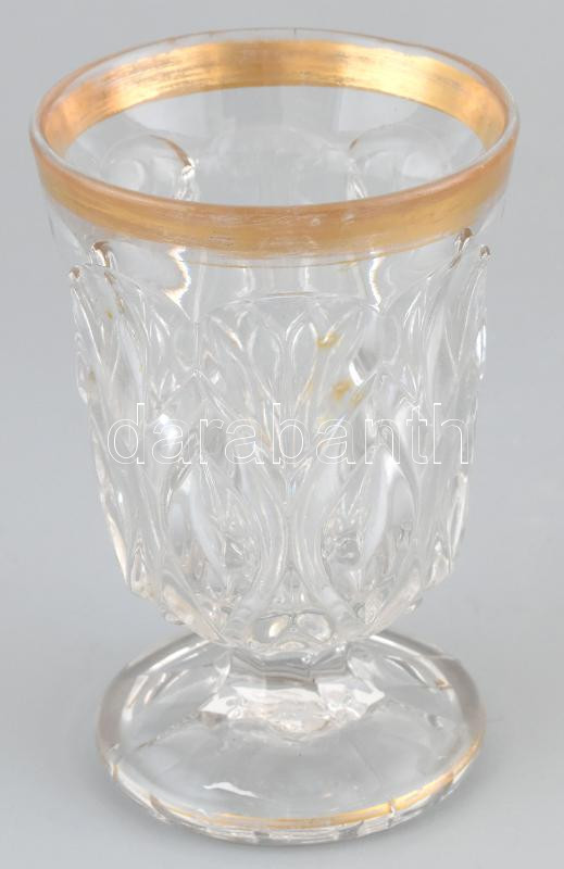 Kristály talpaspohár, aranyozott széllel, Franciaország, Saint Luis, Baccarat, Jelzés nélkül. Kopásokkal, m: 13 cm