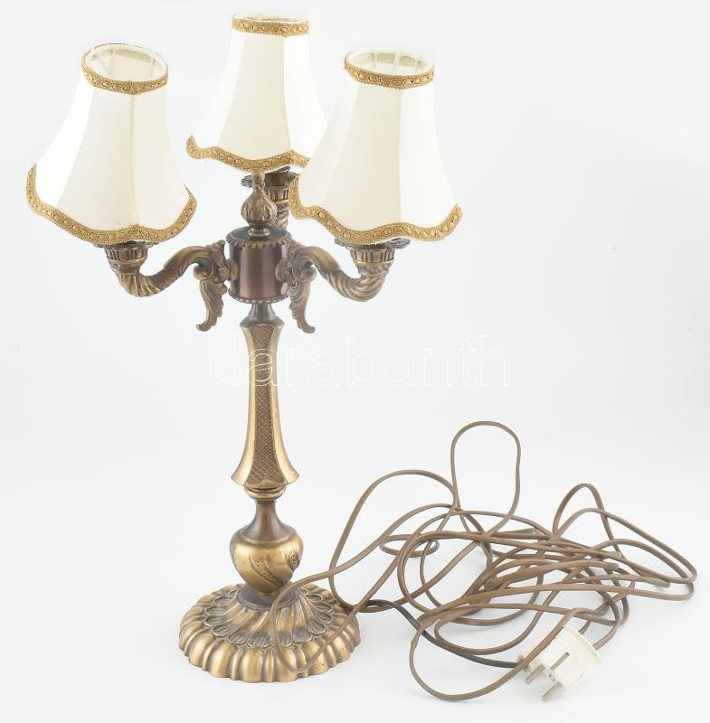 Bronz 3 ágú lámpa, ernyőkkel. m: 47 cm. (Érintésvédelem szempontjából nincs bevizsgálva)