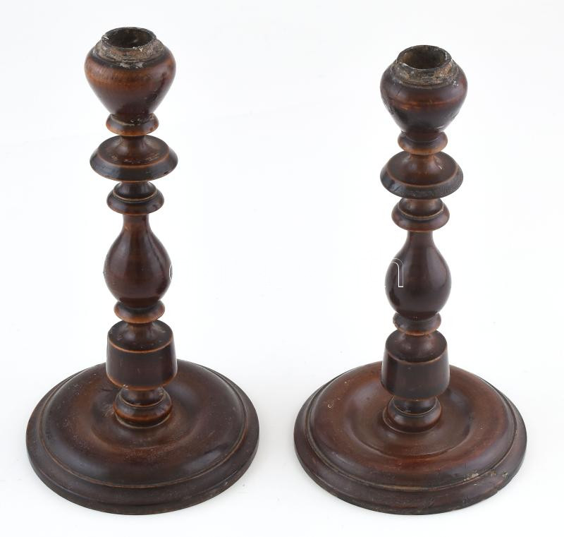 Esztergált fa gyertyatartópár, kisebb sérülésekkel, m: 22 cm