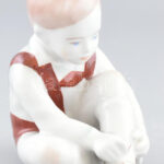 Aquincum cipőfűző fiú. Kézzel festett porcelán. Kopott. Jelzett. m: 11 cm