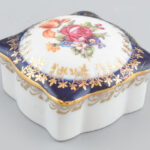 PM jelzett német bonbonier, matricás porcelán, kopásokkal, d: 6 cm