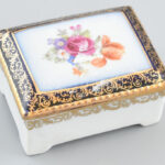 PM jelzett német bonbonier, matricás porcelán, kopásokkal, d: 7 cm