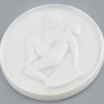 Herendi 'Emlék a herendi porcelángyárból, mely 1839-ben alapíttatott' mázas porcelán plakett d: 8 cm