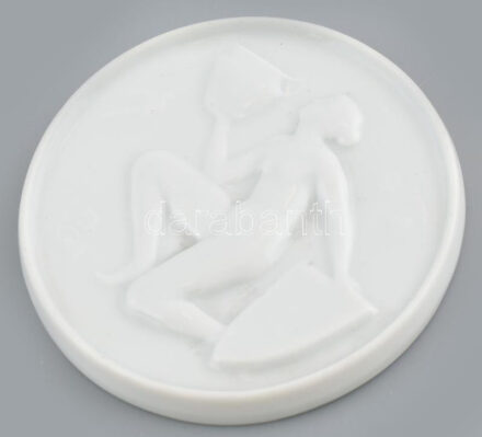 Herendi 'Emlék a herendi porcelángyárból, mely 1839-ben alapíttatott' mázas porcelán plakett d: 8 cm