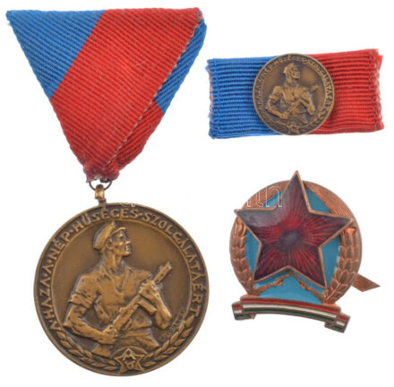 1964. 'Munkásőr Emlékérem' bronz kitüntetés, mellszalagon, miniatűrrel szalagsávon + 'Munkásőrség' zománcozott fém sapkajelvény (33x28mm) T:1- NMK 708.