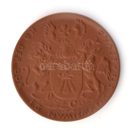 NDK DN 'Carl Wilhelm Scheele gyógyszerész és kémikus 1742-1786 / Stralsund Numitmatikai Társaság' meisseni kerámia emlékérem (41 mm) T: UNC NDK ND 'Carl Wilhelm Scheele Apotheker und Chemiker 1742-1786 / Stralsund' meissen porcelain