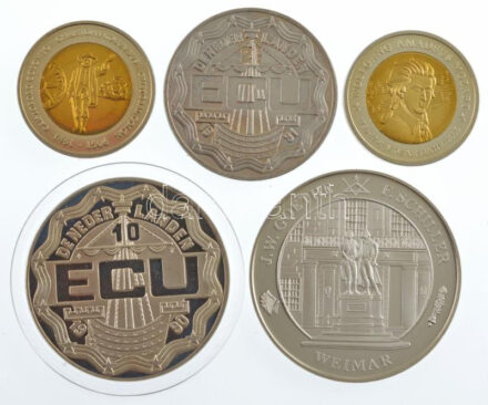 5xklf filozófusokat, írókat, felfedezőket, zeneszerzőket bemutató emlékérem, néhány tanúsítvánnyal (Erasmus, Mozart, Geert Groote, Kolumbusz, J.W Goethe és F. Schiller) T:1 5xdiff commemorative medallion presenting philosophers,