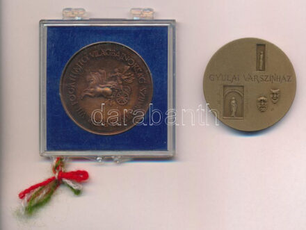 Lapis András (1942-) DN 'Gyulai Várszínház' Br emlékérem (42,5mm) T:1- + Sebestyén Sándor (1949-) DN 'VII. Fogathajtó Világbajnokság Szilvásvárad - Eger' Br emlékérem (42,5mm) T:1 plombált műanyag tokban