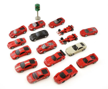 Ferrari játékautó-gyűjtemény (Shell V-Power), 16 db különféle (közte két F1), vegyes, nagyrészt jó állapotban, h: 12 cm körül + Elemes forgalmi jelzőlámpa, műanyag, működik.