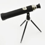 Ofotért retró játék/makett távcső tripod állvánnyal, összecsukható, etikettel jelzett, m: 30 cm