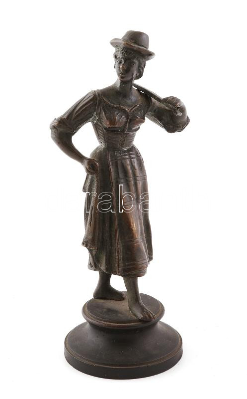Jelzés nélkül: Hölgy kalapban. Öntött, patinázott bronz, esernyője letörött, hiányzik. M: 23 cm