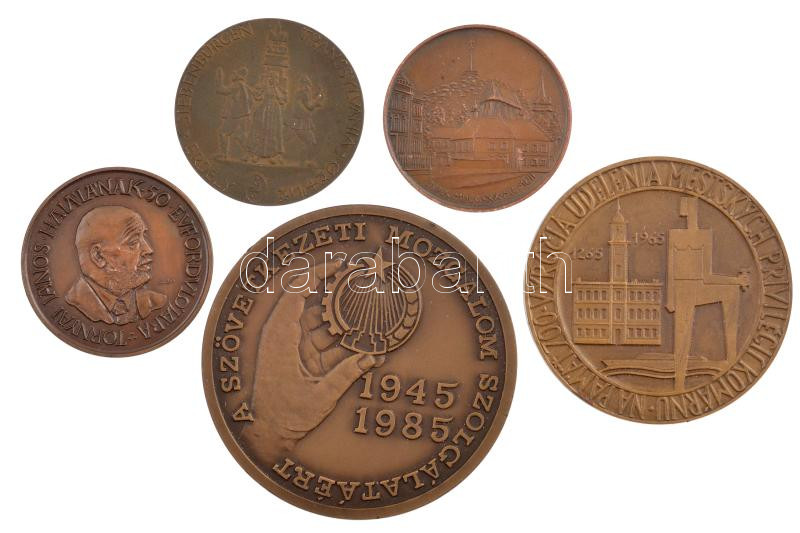 5db-os, főleg magyar bronz emlékérem-tétel, közte: Lantos Györgyi: 1986. 'Tornyai János halálának 50. évfordulójára / Hódmezővásárhely Városi Tanács MÉE' bronz emlékérem (42,5mm) + Tóth Júlia (1951-) (?) 1985. '425 éves a