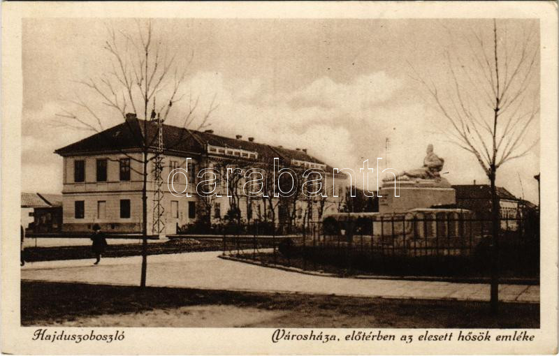 Hajdúszoboszló, Városháza, előtérben az elesett hősök emléke. Balogh Kálmán kiadása (EK)