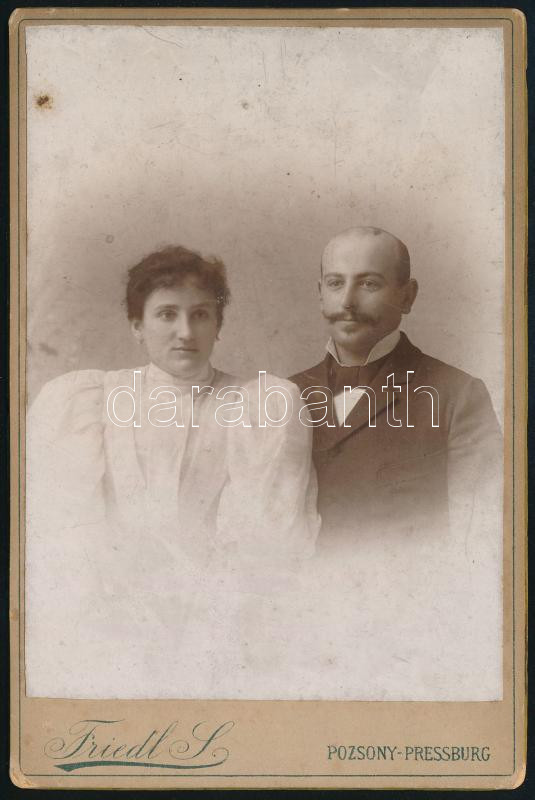 cca 1890 Házaspár portréja, keményhátú fotó Friedl pozsonyi műterméből, foltos, 16,5×10,5 cm