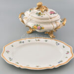 Limoges manufaktúra, leveses tál alátéttel, kézzel festett porcelán, jelzett, minimális kopással, Terv: Delmotte. 47x31x30 cm