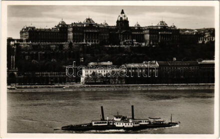Budapest I. Királyi vár, Fiume szálló (háborúban megsemmisült), 'PÉCS' gőzüzemű oldalkerekes vontató hajó