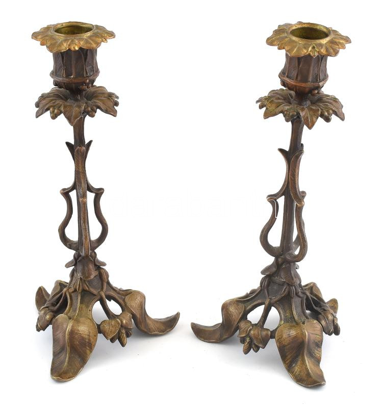 Szecessziós bronz gyertyatartópár, kopásokkal, m: 23 cm