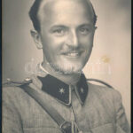 cca 1915-1920 Antantszíjat, lövész zsinórt viselő katonatiszt portréja, fotó, Zelesny Károly udvari fényképész pécsi műterméből, hátoldalán pecséttel jelzett, 13,5x8,5 cm