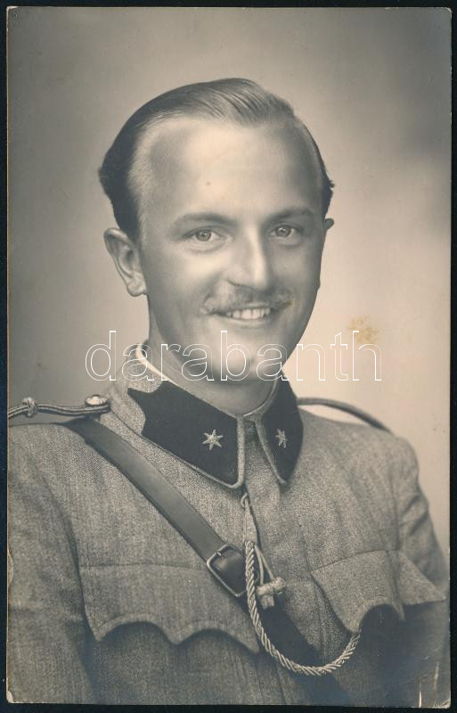 cca 1915-1920 Antantszíjat, lövész zsinórt viselő katonatiszt portréja, fotó, Zelesny Károly udvari fényképész pécsi műterméből, hátoldalán pecséttel jelzett, 13,5x8,5 cm