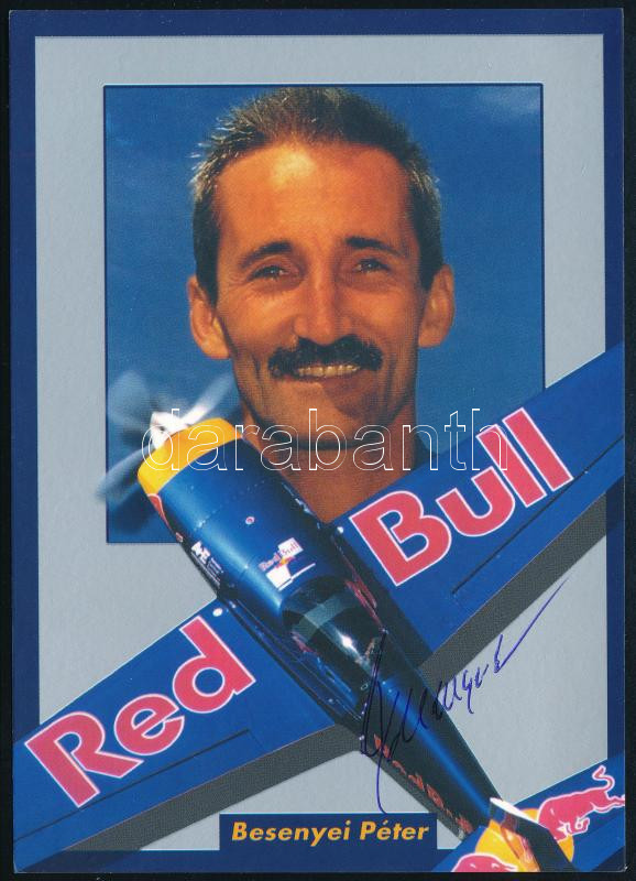 Besenyei Péter (1956-) műrepülő versenyző aláírása az őt ábrázoló képen