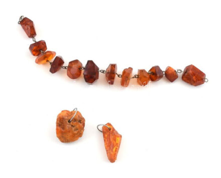 2 db borostyán medál és 1 db karkötő, h: 18 cm