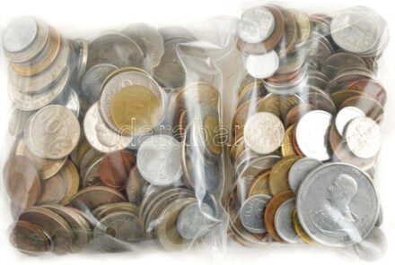 Vegyes, főleg külföldi érmetétel ~1,1kg súlyban, Európán kívüli érmékkel, vagy európai forgalmi emlékpénzekkel T:vegyes Mixed, mostly foreign coin lot (~1,1kg), without European coins, or European circulating commemorative coins from