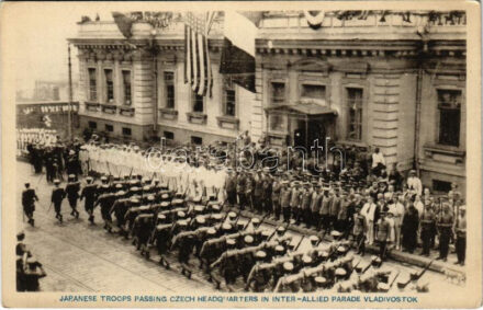 Vladivostok, Japanese Troops passing Czech Headquarters in Inter-Allied Parade / Japán hadsereg Oroszországban a cseh főhadparancsnokság előtt, amerikai zászló / Russo-Japanese War