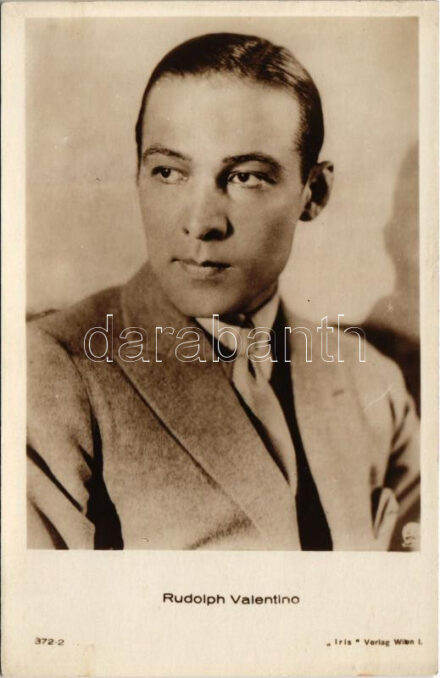 Rudolph Valentino (1896-1926) olasz némafilm színész, a nők imádták, letépték ruháit, ollóval estek neki