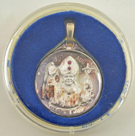 1991. 'II. János Pál pápa Magyarországon' kétoldalas Ag emlékérem füllel, előlapján 2db rubinnal díszítve, tanúsítvánnyal, eredeti díszkiadásban (0,999/~29mm) T:1- patina