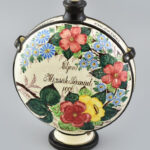 'Éljen Mizsák Sámuel 1906' fajansz díszkulacs, kézzel festett, lepattanásokkal, m: 26 cm