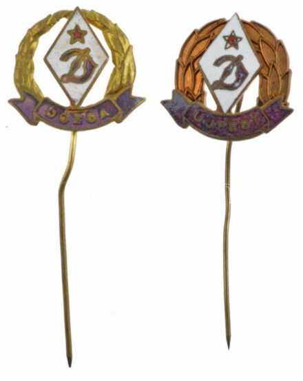 ~1970. 'Újpesti Dózsa' zománcozott fém sportjelvény (2xklf, egyik Dózsa, másik Újpest felirattal) T:1-,2
