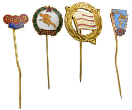 ~1970. 'Budapesti Honvéd SE' zománcozott fém jelvény + Csehszlovákia DN 'Dukla Praha' zománcozott fém jelvény + 'Spartak Stalingrad Praha' zománcozott fém jelvény + Lengyelország 'Cracovia Kraków' zománcozott fém jelvény T:1-,2